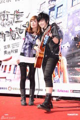 组图：张芸京签书会妹妹助阵 想拉其进演艺圈