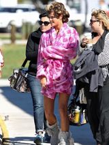 组图：妮娜-阿格达睡衣出街 当众撩衣露臀提裤