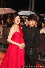 组图：金钟奖红毯卫斯理携大肚娇妻朱芯仪亮相