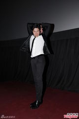 组图：日星铃木亮平宣传新片 与本裸男斗舞