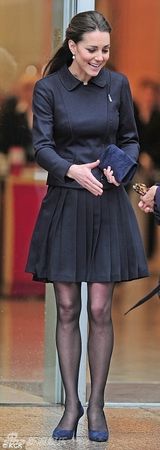 组图：凯特王妃慈善活动险走光 演绎玛丽莲时刻