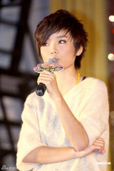 高清图：许飞为公益募捐眼镜框 呼吁为俞灏明祈福