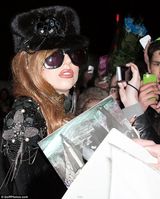 组图：Lady Gaga透视蕾丝装爆乳 嘟香肠嘴扮性感尤物