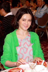 幻灯图：甄子丹携妻亮相 关之琳称将淡出娱乐圈