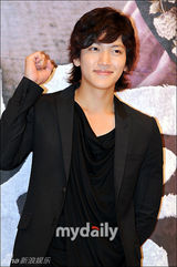 组图：SBS《武士白东秀》发布 俞承浩现身笑容亲切