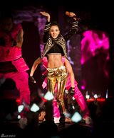 组图：2NE1巡演首尔站台起跑 舞台个性火爆