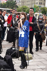 幻灯图：杨丞琳美式足球俏丽打扮秀新舞蹈