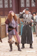 幻灯图：容祖儿新片造型搞怪 与阿Sa(蔡卓妍)亲热如姐妹花