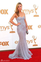 组图：艾美奖红毯 朱丽娅-斯蒂尔斯褶皱鱼尾裙华丽