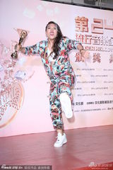 组图：葛仲珊获最佳新人奖 登台表演花裙抢镜