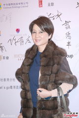 组图：赌王四太梁安琪旅行庆圣诞 否认儿子恋情