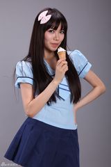 高清组图：i Me学生装秀美腿 舌舔冰激凌春光无限