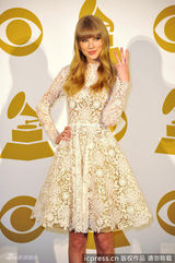 组图：泰勒亮相格莱美提名音乐会 镂空礼服晒钻戒