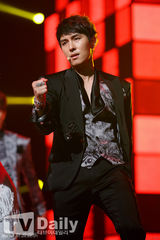 组图：神话新曲夺冠吻奖杯 SHINee钟铉银发回归