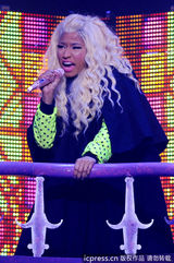 组图：麻辣鸡个唱粉丝强行上台 与保镖激烈扭打