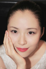 组图：江一燕拍美容写真精致迷人