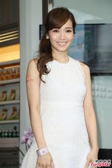 组图：侯佩岑白色长裙亮相 笑容优雅气质甜美