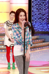 幻灯图：米雪等上节目胸爆气球 暧昧游戏姿势引遐想