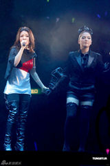 组图：阿娇素颜现身捧场卫兰个唱 被拍照大方露微笑