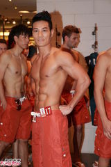 组图：亚洲先生闹市裸身宣传 热门选手大秀腹肌