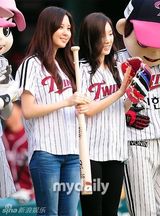 组图：少女时代泰妍徐贤亮相棒球场 开球秀身姿