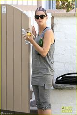 组图：凯蒂佩里素颜会友 穿拖鞋显邋遢