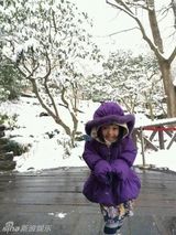 组图：曝赵薇爱女小四月萌照 母女海洋馆看海豚