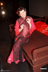 组图：商天娥新造型头戴红花 国庆结婚宴请四十席