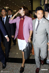 组图：张根硕红衣抵台大送飞吻 粉丝疯狂