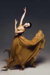 组图：舞蹈家 李 倩 杂志大片婀娜身姿气场十足