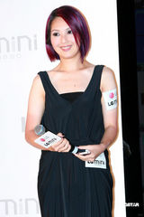 高清组图：杨千嬅获赠情侣手机 驳斥微博流产说