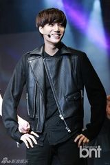 组图：EXO出席时装周开幕 携女模走秀帅气十足