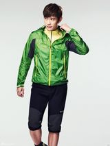 高清组图：李秉宪吴涟序拍户外服情侣写真