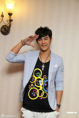 组图：汪东城三十岁生日与歌迷庆祝 分享龙珠蛋糕 