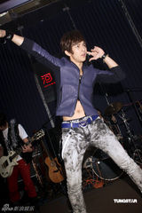 幻灯组图：汪东城助阵“晚生”送吉他秘笈