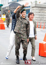 组图：韩星金智勋今日退伍曾演《人鱼公主》