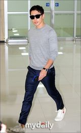 组图：韩星Rain结束中国活动返韩引市民围观