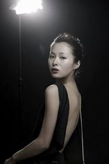 幻灯图集：江一燕时尚写真曝光 秀美背显妩媚