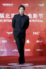 组图：奥斯卡影帝布罗迪搞怪 长脸戴花扮娇艳