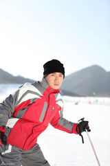 高清图：聂远滑雪写真健康清爽 引领冬日运动潮流