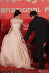 组图：《警察故事2013》成龙携刘烨景甜亮相