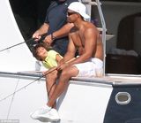 组图：老虎伍兹半裸与新女友海上出游