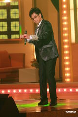 组图：谭咏麟关心妍台上合唱 众星现身无线电视城