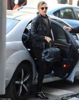 组图：米兰达流苏皮衣干练 红唇展笑颜心情佳