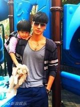 组图：张亮天天父子生活照温馨有爱