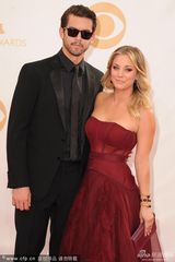 组图：《生活大爆炸》卡蕾-措科红裙亮相红毯