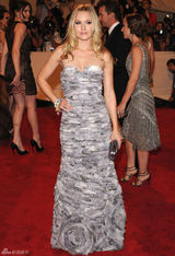 高清组图：纽约大都会盛典 克莉丝汀-贝尔露肩礼服