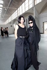 组图：尚雯婕再受邀巴黎时装周 高腰长裙优雅