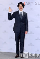 组图：玄彬出席签名会 黑西装尽显绅士风度