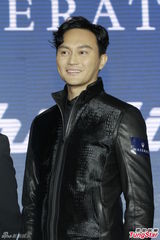 组图：张智霖皮衣有型 同场女星露底抛奶斗性感